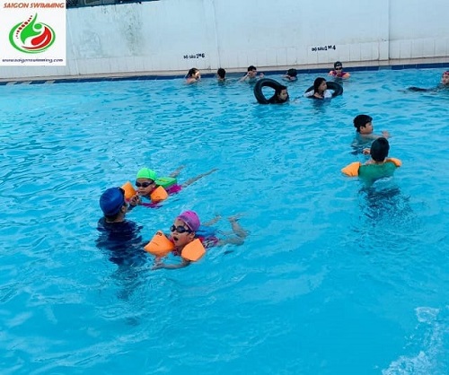 Trẻ em đang tập bơi ếch cùng giáo viên